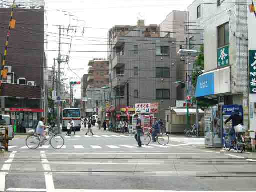 東京都世田谷区上町駅前の景観(三軒茶屋方面から来た場合はこの踏み切りを渡ります。正面の左奥にはＵＦＪ銀行が見えます)