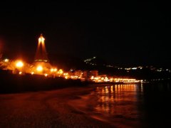 シチリアで初めてギリシャに侵略された町の夜景
